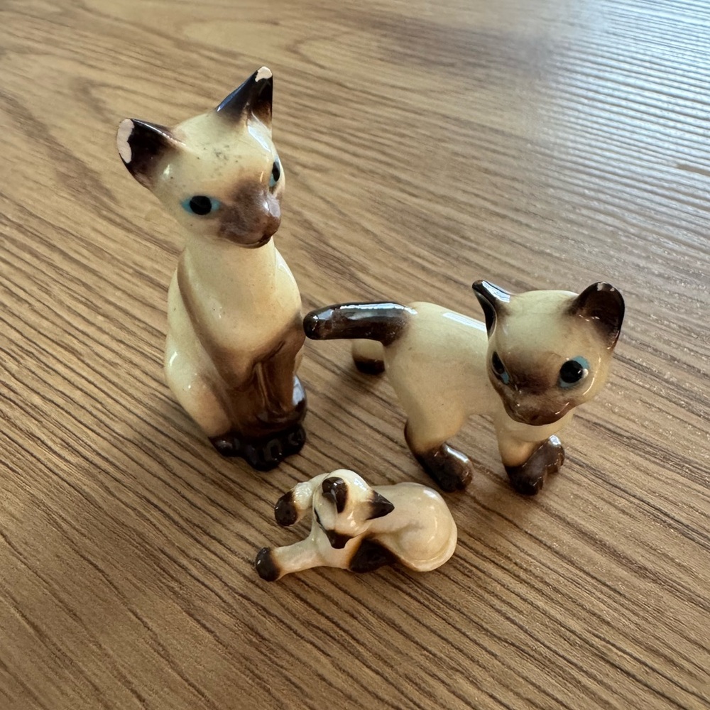 Vintage Siamese Cat Figurines – Mom & Kittens – Set of 3
